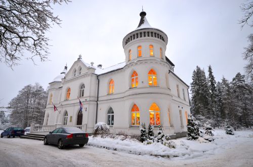 WHITE CASTLE (BALTÃ PILS), BALDONE